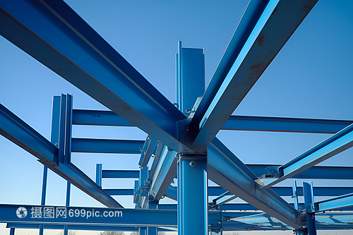 藍天下，金屬結構的現代詩篇