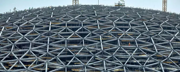 鋼鐵之冠 穹頂結構在現代鋼結構建筑中的卓越成就